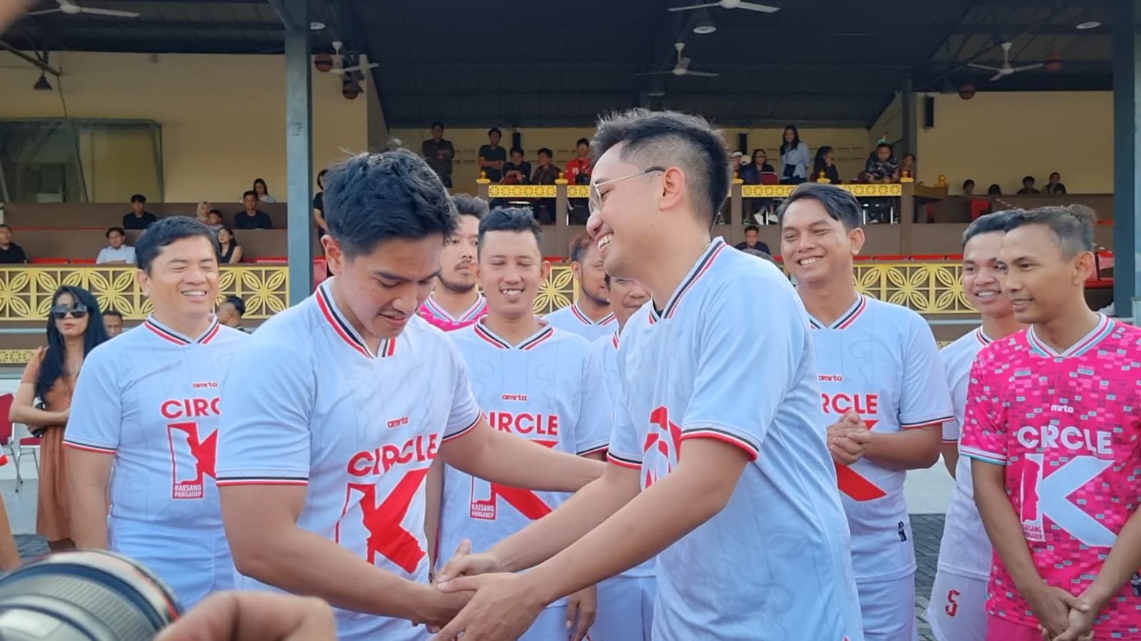 Ketua Umum Partai Solidaritas Indonesia (PSI) Kaesang Pangarep memberikan rekomendasi kepada Mangkunegara X sebagai bakal calon Walikota Solo. Foto: apakabar.co.id/ Fernando Fitusia