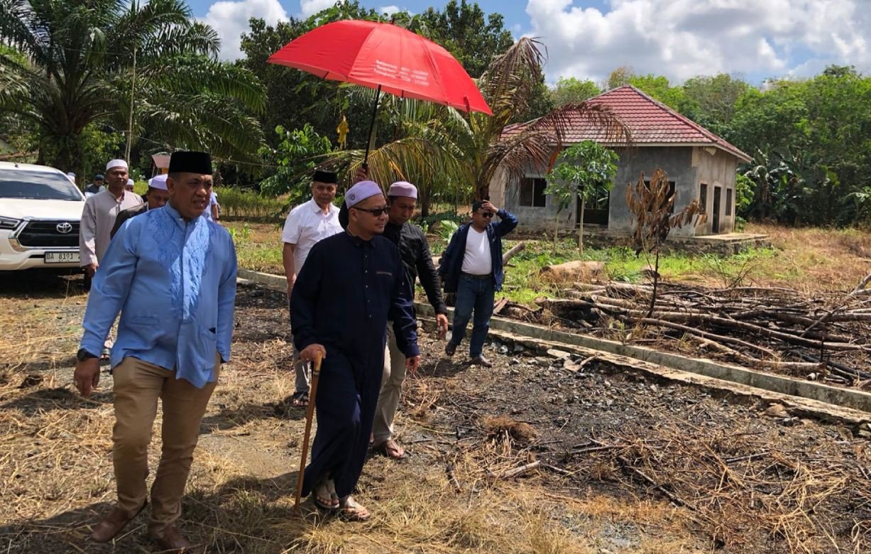 Anggota DPR RI Syamsul Bahri R bersama Kiai Haji Ahmad Syairazi meninjau lokasi bakal pesantren yang dibangun di Tanah Bumbu, Minggu (28/7). Foto: apakabar.co.id