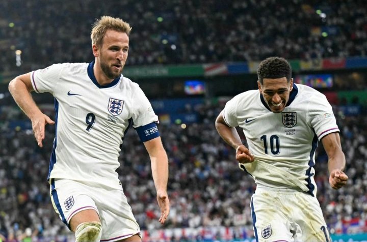 Penyerang Inggris, Harry Kane (kiri) dan gelandang Jude Bellingham membawa Inggris ke perempat final Euro 2024, Senin (1/7). Foto: uefa.com