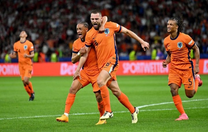Para pemain Belanda merayakan gol kemenangan atas Turki di pertandingan perempat final Euro 2024, Minggu (7/7). Foto: uefa.com
