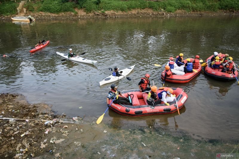 Ilustrasi sejumlah aktivis dan relawan dari Walhi Jawa Barat menaiki perahu untuk melihat kualitas air dari Sungai Citarum saat Aksi untuk Kualitas Air Sungai Citarum di Kabupaten Bandung, Jawa Barat, Minggu (19/5). Foto: Antara/Novrian Arbi/YU