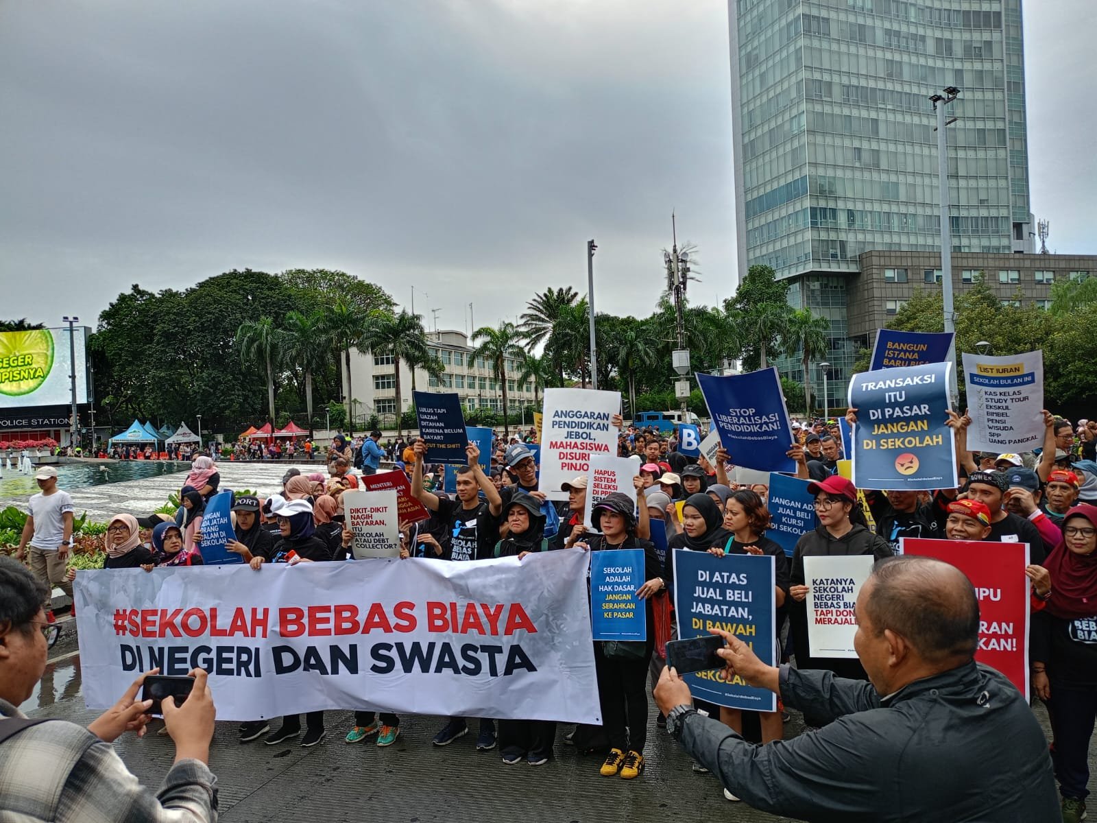 Koalisi Masyarakat Sipil Peduli Pendidikan Jakarta dan Indonesia (KOPAJA) menuntut sekolah bebas biaya. Foto: KOPAJA