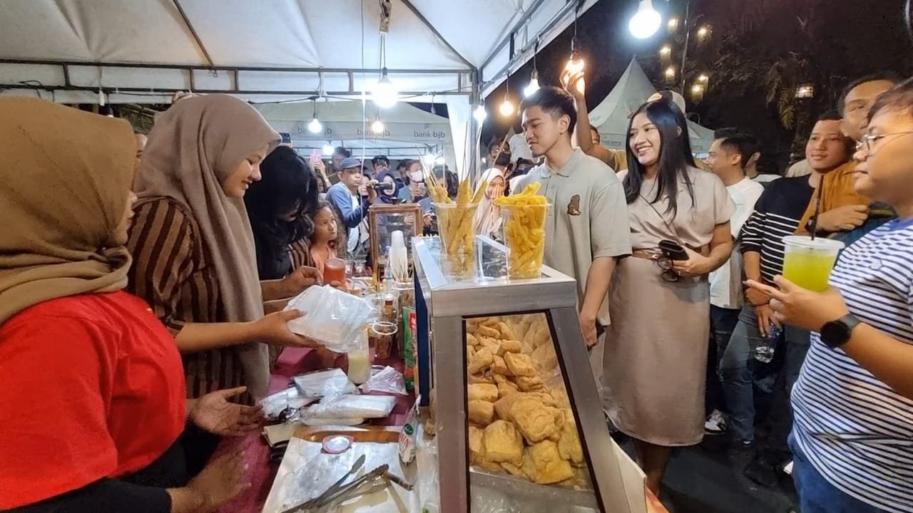 Kaesang-Erina Jajan Mie Lidi hingga Borong Es Tebu di Night Market Ngarsopuro Solo
