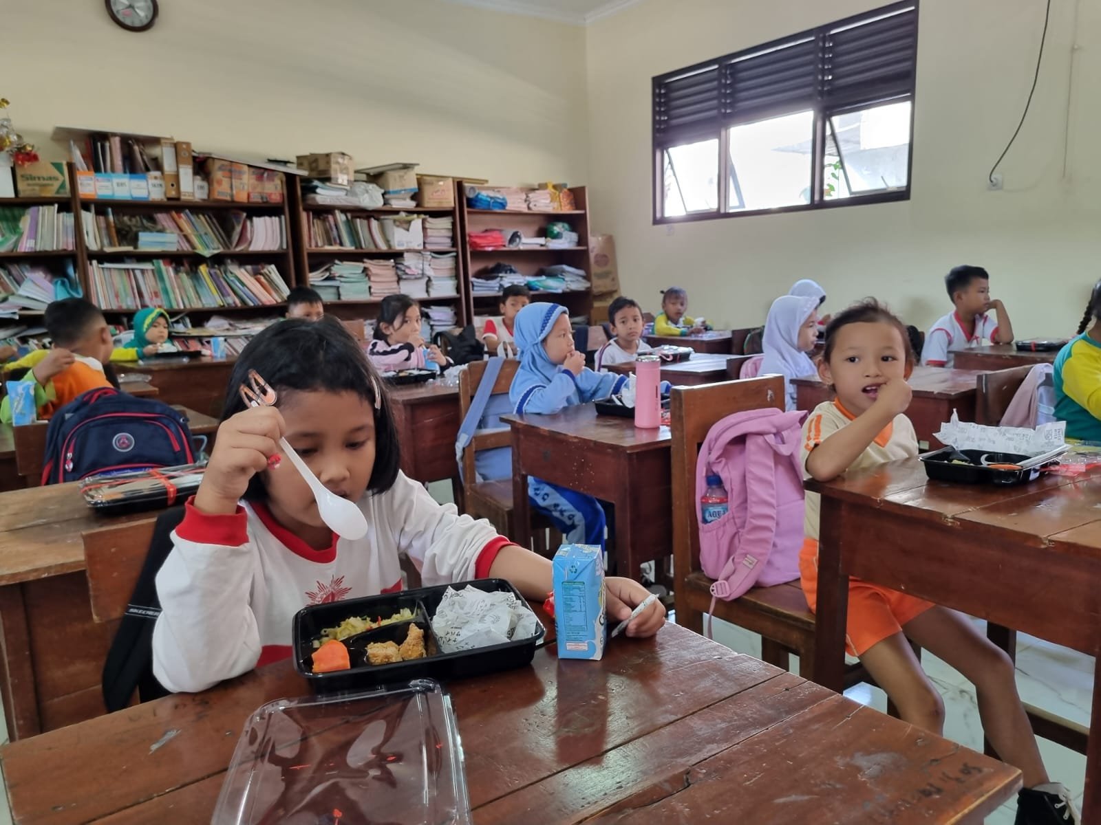 Para siswa menikmati uji coba makan bergizi gratis. Foto: apakabar.co.id/ Fernando Fitusia
