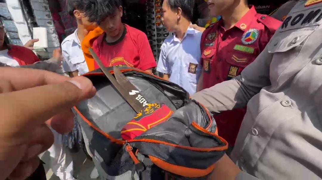 Enam pelajar SMK asal Sukabumi diamankan polisi usai terjaring rajia di Jalan Raya Cianjur-Sukabumi, Kecamatan Warungkondang, Kabupaten Cianjur. Foto: apakabar.co.id/ Riski Maulana