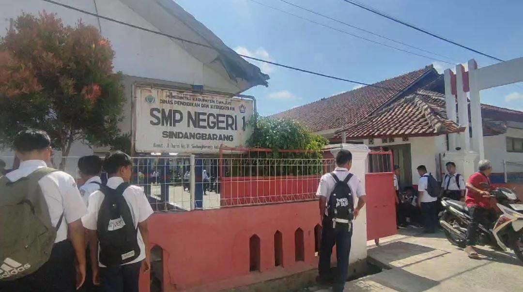 Teman sekolah AD (12), siswi baru yang menjadi korban perundungan dan kekerasan di SMPN 1 Sindangbarang meminta orang tua agar mengizinkan AD tetap bersekolah di situ. Foto: apakabar.co.id/ Riski Maulana