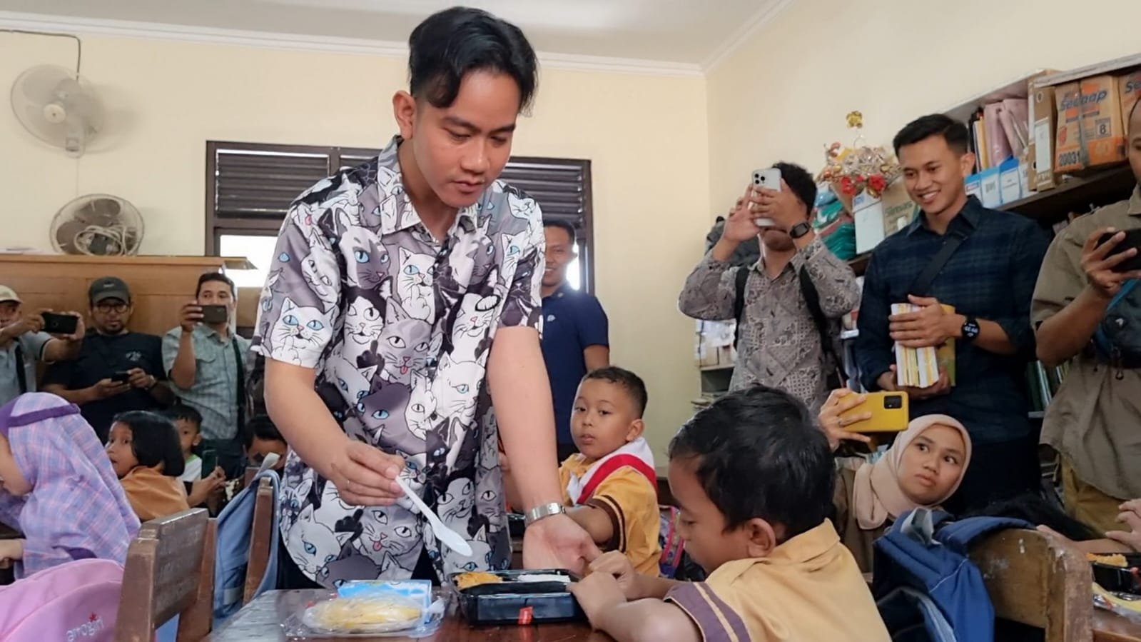 Wakil presiden terpilih, Gibran Rakabuming Raka meninjau uji coba makan bergizi gratis di SDN Tugu, Jebres, Solo, Jumat, (26/07). Foto: apakabar.co.id/Fernando Fitusia