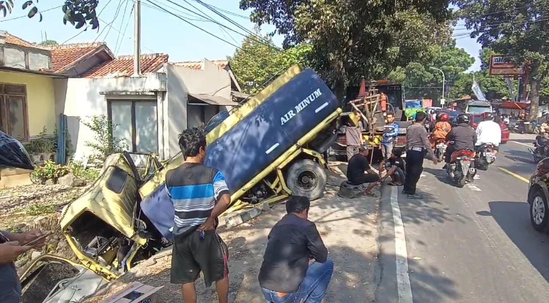 Truk Tangki Tabrak Dump Truk dan Motor di Cianjur, Dua Orang Luka-Luka