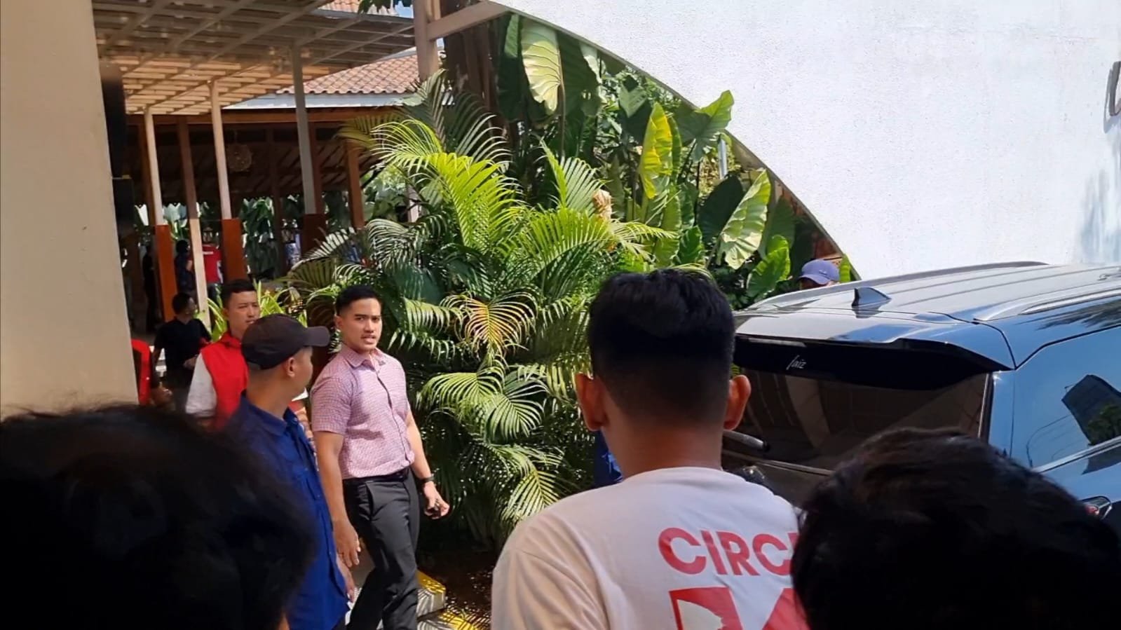 Kaesang meninggalkan Solo Kopi usai pertemuan dengan Irjen Pol Ahmad Luthfi. Foto: apakabar.co.id/ Fernando Fitusia