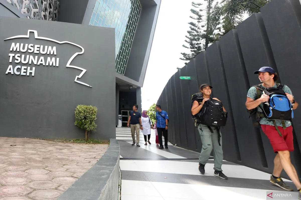 Ilustrasi. Wisatawan mancanegara mengunjungi destinasi wisata edukasi bencana alam Museum Tsunami Aceh di Banda Aceh, Aceh, Kamis (4/1/2024). Foto: ANTARA 