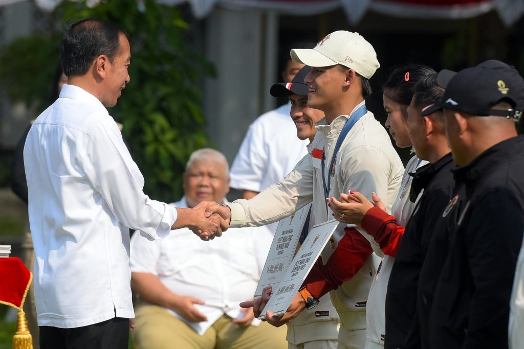 Presiden Joko Widodo (Jokowi) menerima sekaligus memberikan bonus dan apresiasi kepada para atlet peraih medali dan atlet partisipan pada Olimpiade Paris 2024 di Halaman tengah Istana Kepresidenan Jakarta, Kamis (15/08/2024). Foto: Humas Setkab

Read more