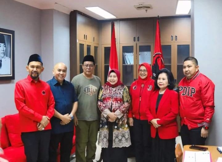 Pasangan bakal calon Pilgub Kalsel; Acil Odah (tengah) dan Rozanie (dua dari kiri) memenuhi undangan wawancara di DPP PDI Perjuangan Jakarta, Jumat (2/8). Foto: dok pribadi