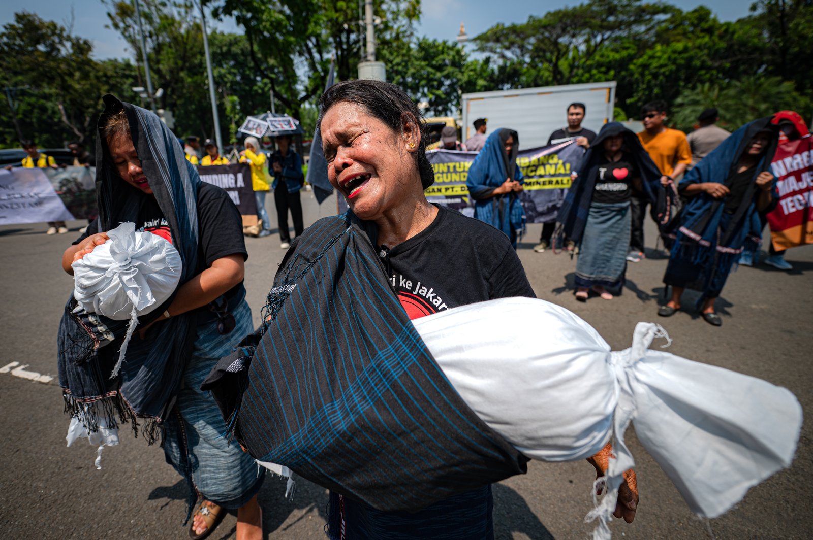 Sejumlah warga Dairi, Sumatera Utara, melakukan aksi budaya 'Mangandung' di depan Gedung Mahkamah Agung, Jakarta, Selasa (6/8/2024). Mereka menuntut Majelis Hakim Mahkamah Agung untuk menegakkan keadilan demi masyarakat Dairi dalam mempertahankan ruang pe