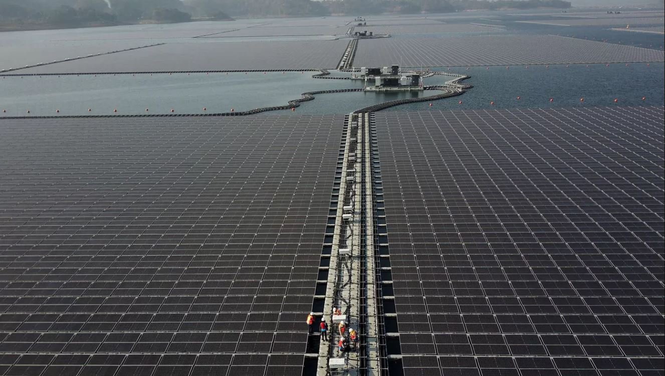 Ilustrasi pembangkit listrik tenaga surya (PLTS) terapung di Waduk Cirata, Jawa Barat. Foto via Jawa Pos