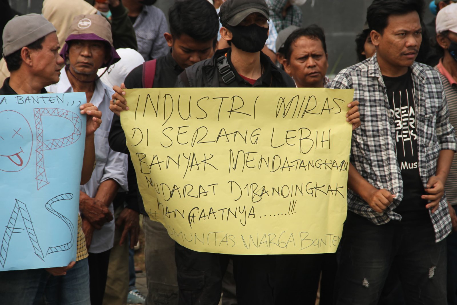 Warga Serang Geruduk Pabrik Miras: Tuntut Penutupan Pabrik