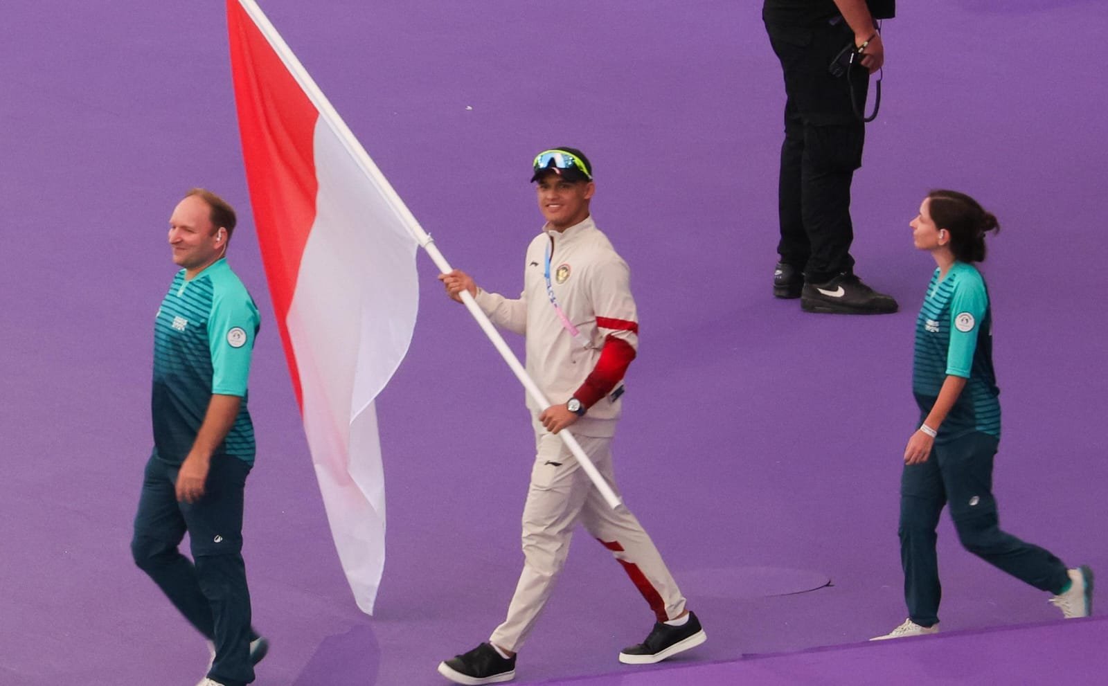 Veddriq dan Riski Ikut Defile Tim Indonesia di Penutupan Olimpiade Paris 2024