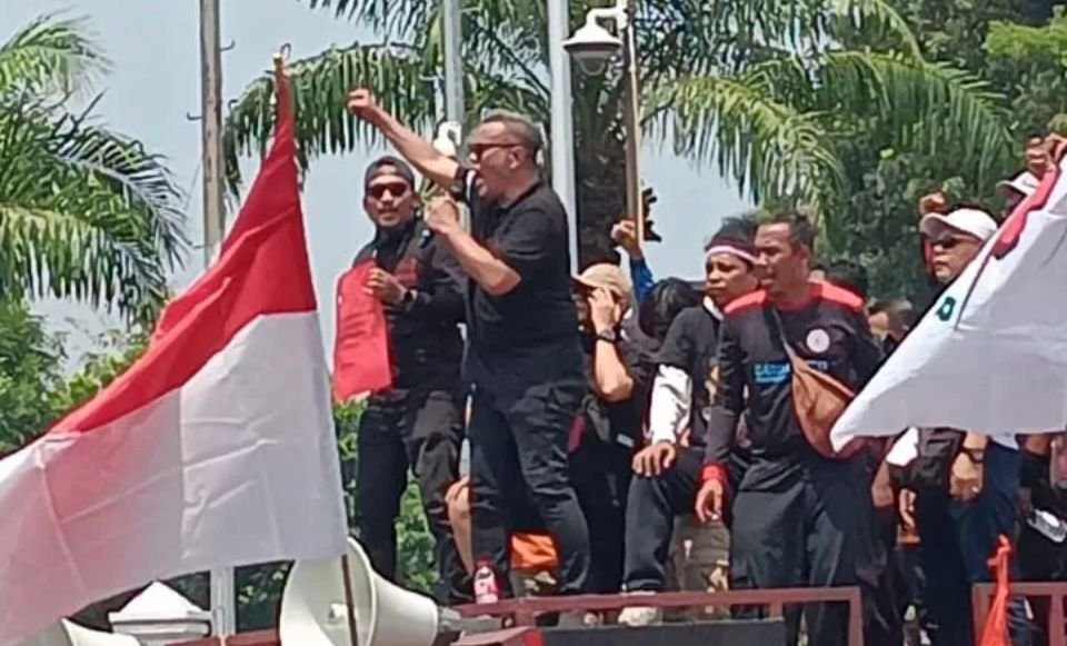 Sejumlah publik figur tanah air menggelar aksi tolak revisi RUU Pilkada di depan Gedung DPR RI, Kamis (22/8). Foto: apakabar.co.id/Andrew Tito