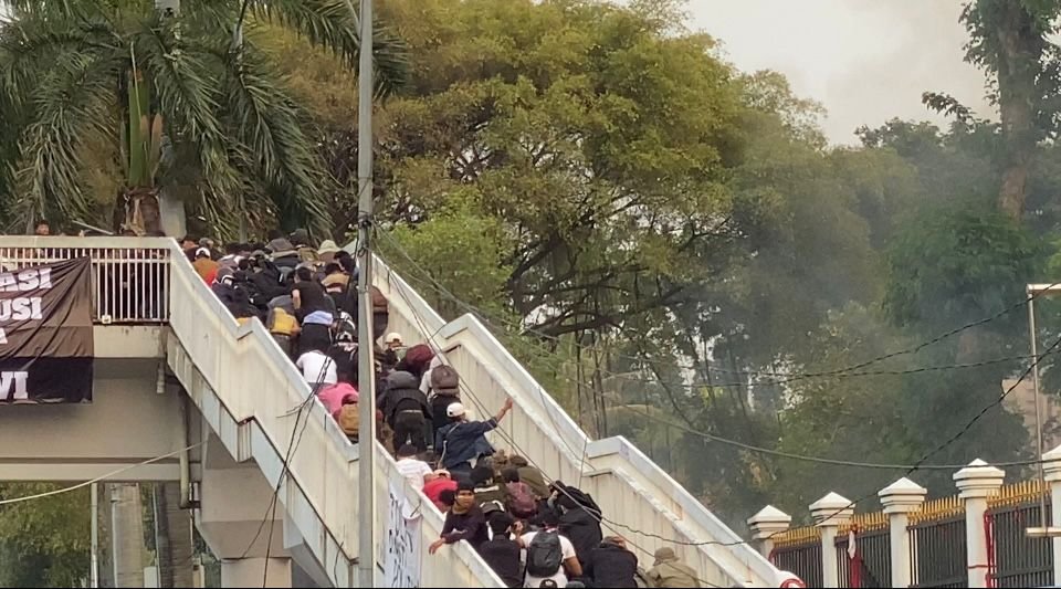 Polisi Mulai Tembakkan Gas Air Mata ke Arah Massa, Mahasiswa Berlarian