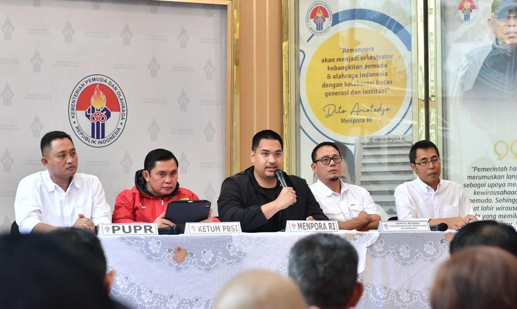 Menpora Dito Ariotedjo menerima Ketua Umum PP PBSI M. Fadil Imran beserta jajaran membahas rencana pembangunan sport center bulu tangkis di Kantor Kemenpora, Jakarta, Kamis (22/8). Foto: kemenpora