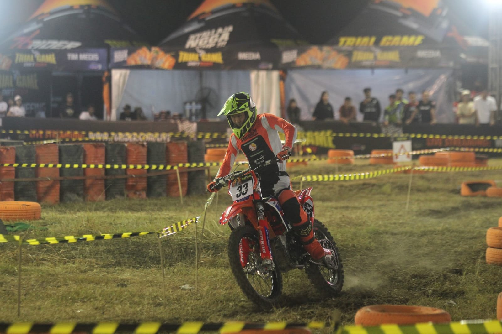 Salah satu Crosser, Ivan Harry Nugroho saat berakhir pada balapan seri ketiga Trial Game Dirt 2024 di Yogyakarta, Jumat (23/8) malam.
