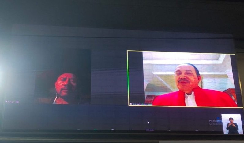 Pasangan Jeje Wiradinata dan Ronal Surapradja yang diusung oleh PDIP berbicara lewat jaringan dalam pendaftaran Pilgub Jabar 2024 di KPU Provinsi Jabar, Kamis (29/8/2024). Foto: ANTARA