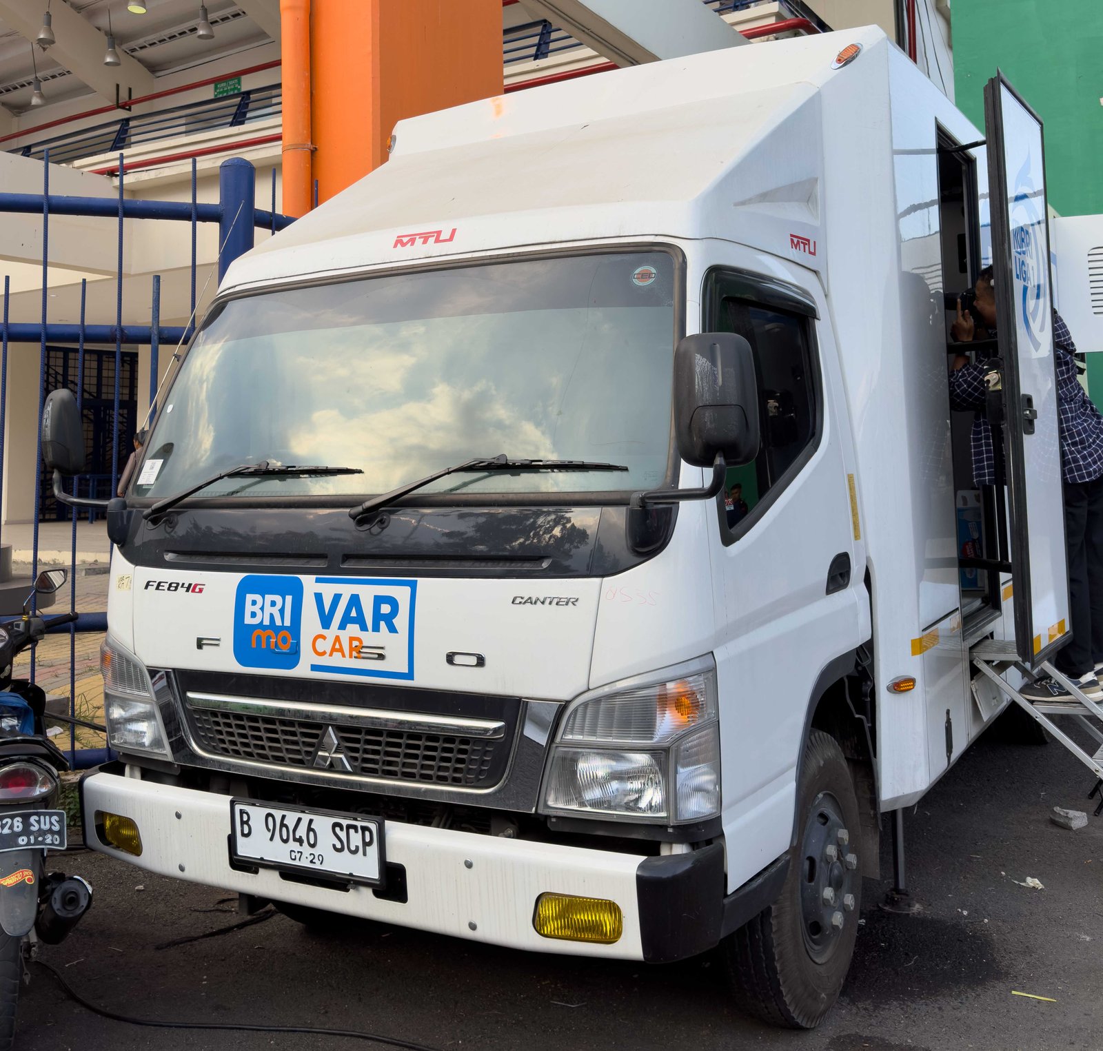 Intip Canter FE 84 G yang Disulap Jadi VAR Mobile di Laga Liga 1 2024/2025