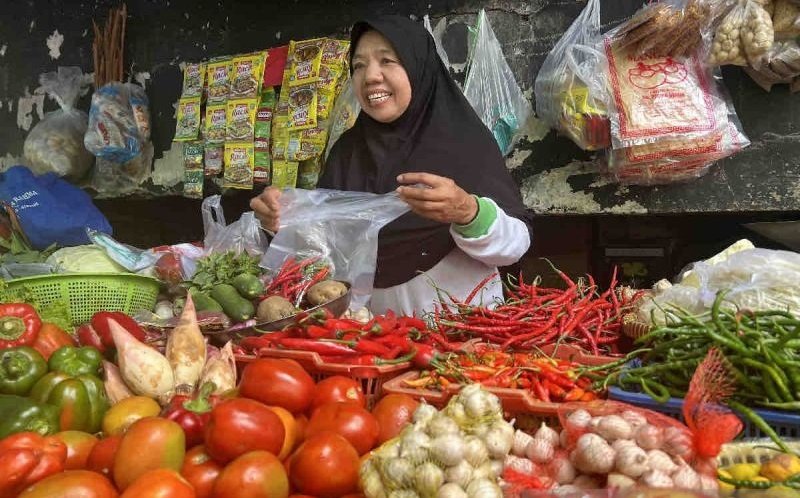 Seorang pedagang mengatur dagangannya di Pasar Minggu, Jakarta, Rabu (21/8/2024). Foto: ANTARA