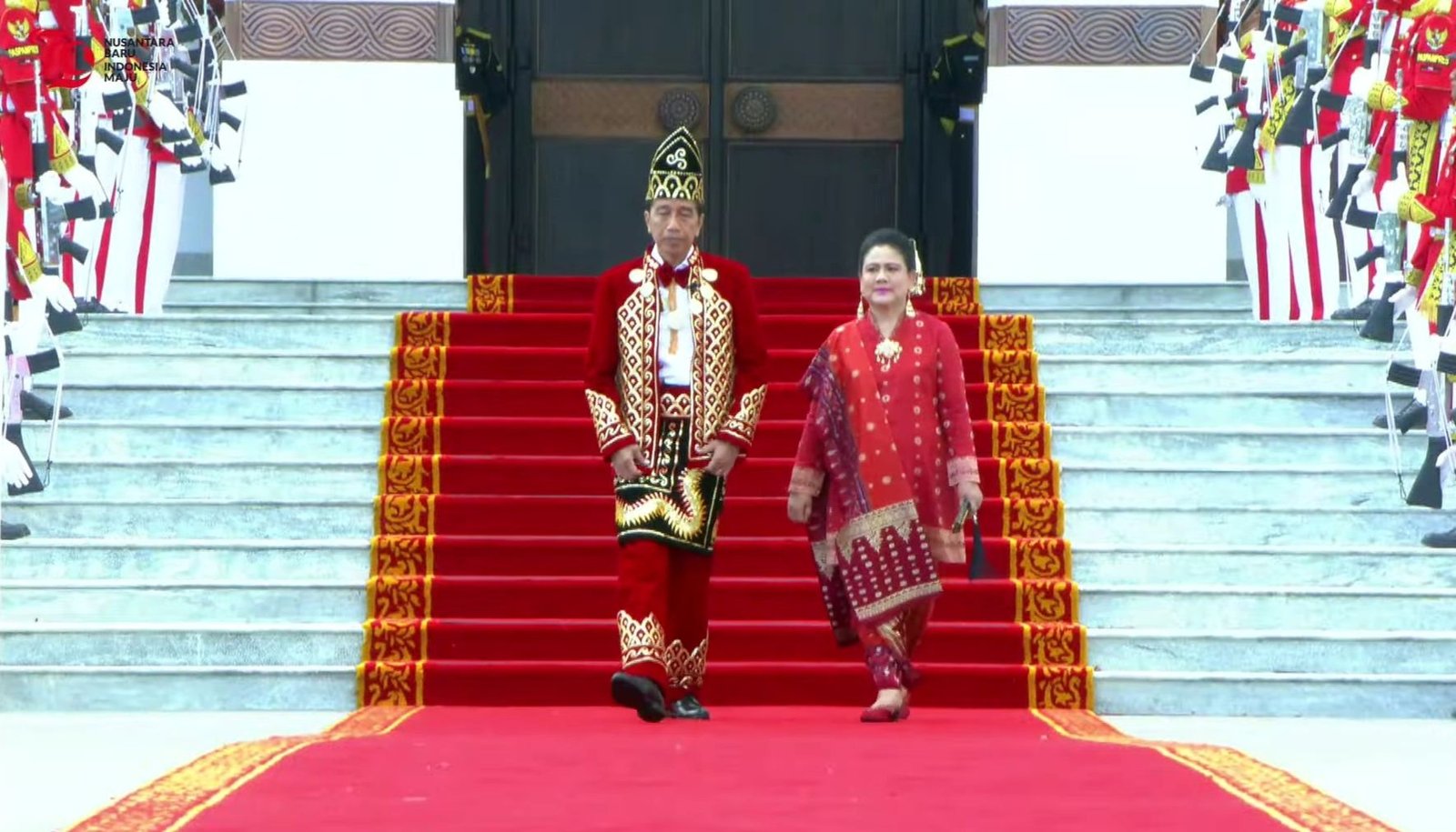 Presiden Jokowi tampil ala Raja Banjar saat upacara penurunan bendera HUT RI ke-79 di Ibu Kota Nusantara (IKN), Sabtu (17/8) sore. Foto: Tangkap Layar YouTube Sekretariat Presiden
