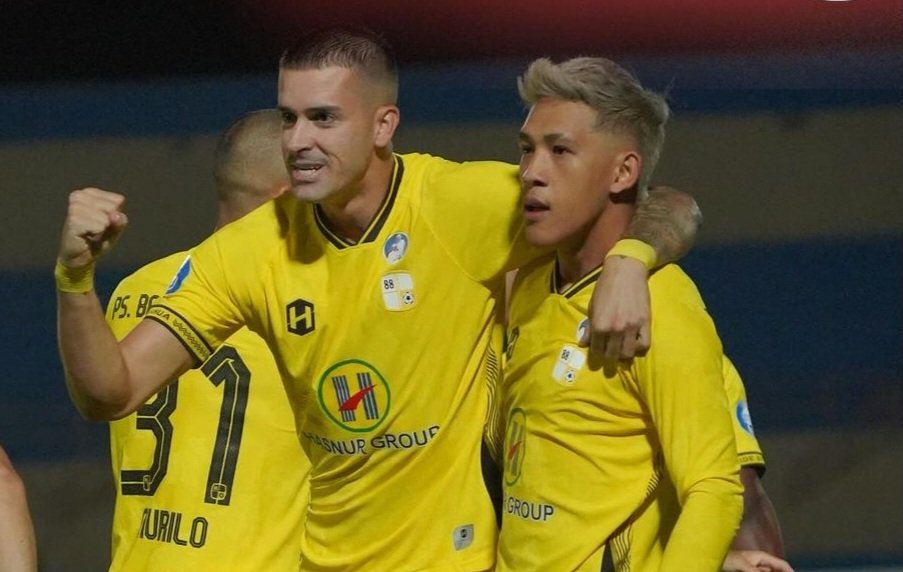 Cechu Meneses (kiri) dan Eksel (kanan) di laga kontra Madura United. (Foto: Akun Instagram Official Barito Putera)