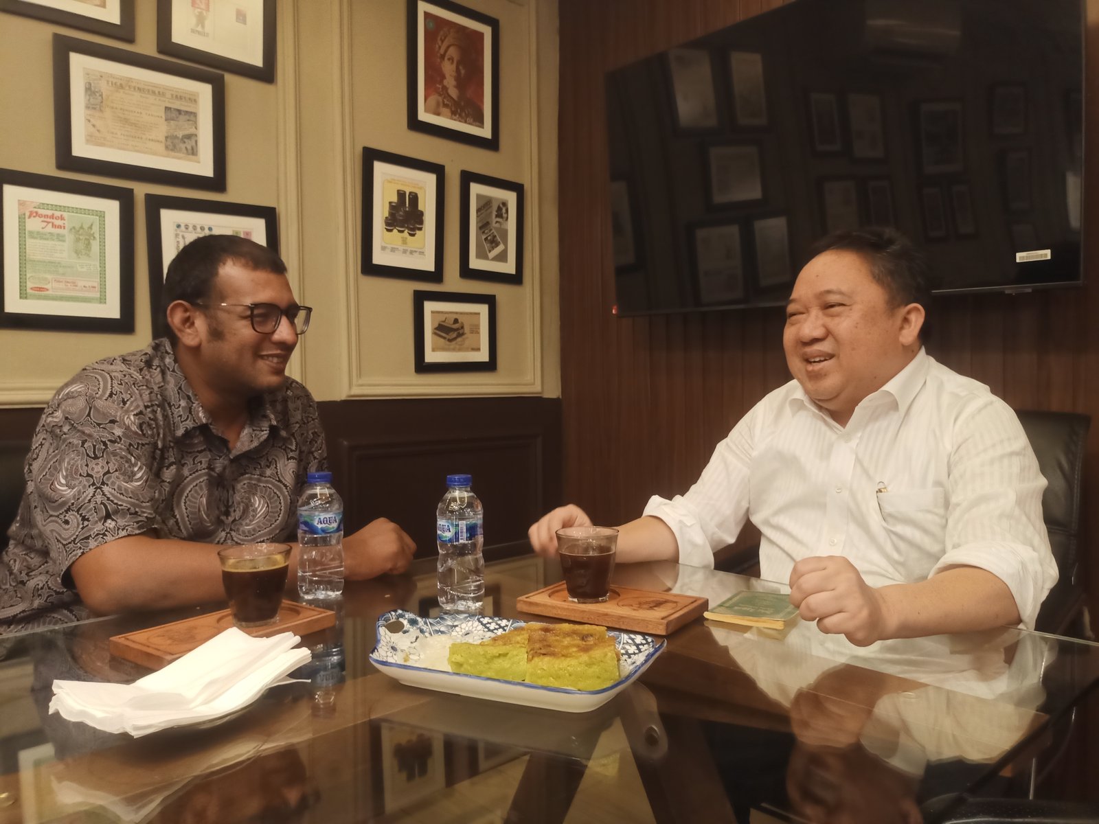 Anggota DPR RI Syaifullah Tamliha (kanan) bertemu dengan Ketua DPW Partai Ummat Kalsel Muhammad Sadiq Thalib, Selasa (20/8) malam. Foto: apakabar.co.id