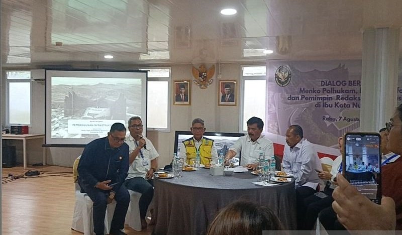 Dirjen IKP Kemenkominfo Usman Kansong bersama Menkopolhukam Hadi Tjahjanto, Ketua Satuan Tugas (Satgas) Pelaksanaan Pembangunan Infrastruktur Ibu Kota Nusantara (IKN) Danis H Sumadilaga dan pihak Otorita IKN saat temu Pemred di Ibu Kota Nusantara, Rabu (7