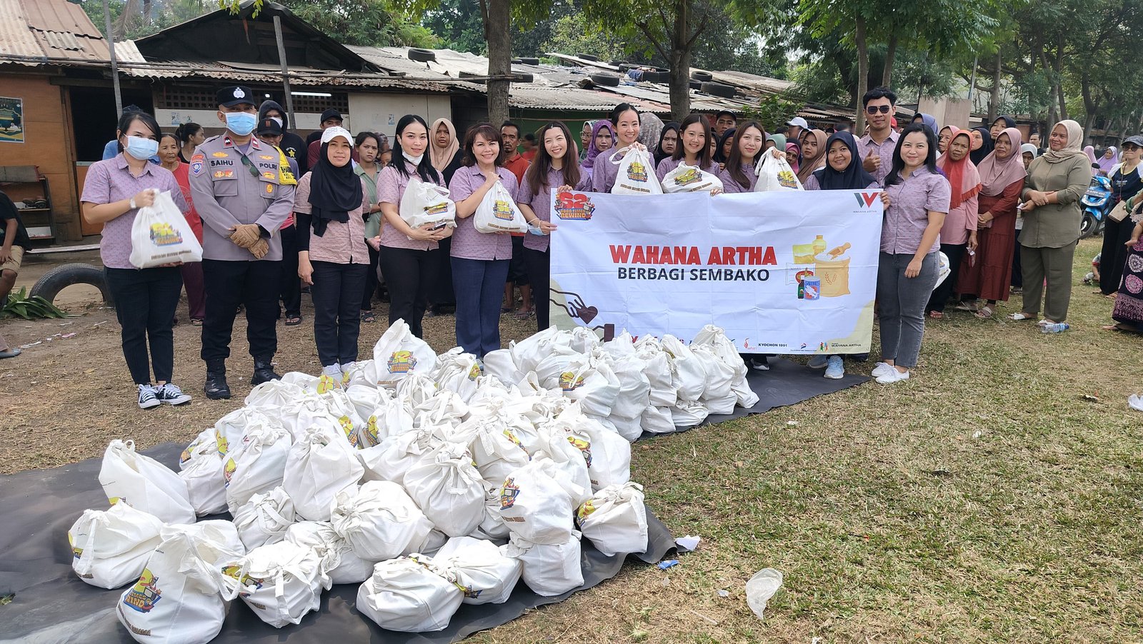 Menyambut Hari Ulang Tahun (HUT) ke-52, Wahana Artha Group (WAG) membagikan 1.000 paket sembako untuk masyarakat di wilayah Jakarta dan Tangerang. Foto: dok. WAG