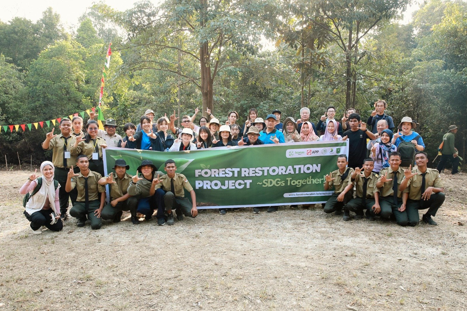 Peduli Lingkungan, Pelajar Asal Jepang Tanam Pohon di Tahura Sultan Syarif Hasyim Riau