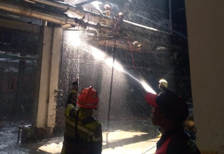 Pabrik Sakura Textile Mills alami kebakaran di Jalan Raya Dayeuhkolot, Kabupaten Bandung, Kamis (1/8) sekitar pukul 09.30 WIB. Foto: apakabar.co.id/ Hasbi Asidiki