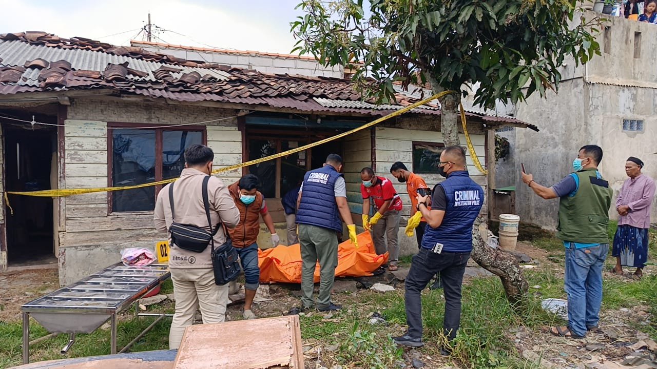 Jasad Perempuan Ditemukan Membusuk di Rumahnya di Kampung Pasir Kalapa Cianjur