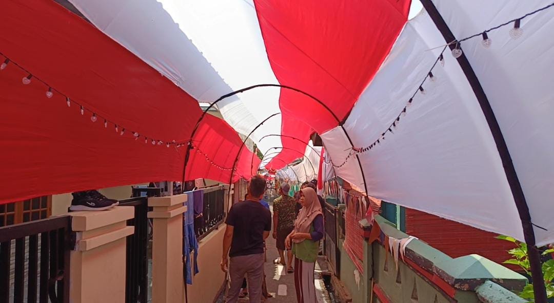Warga Cianjur Sulap Gang Sempit Jadi Terowongan Bendera Merah Putih