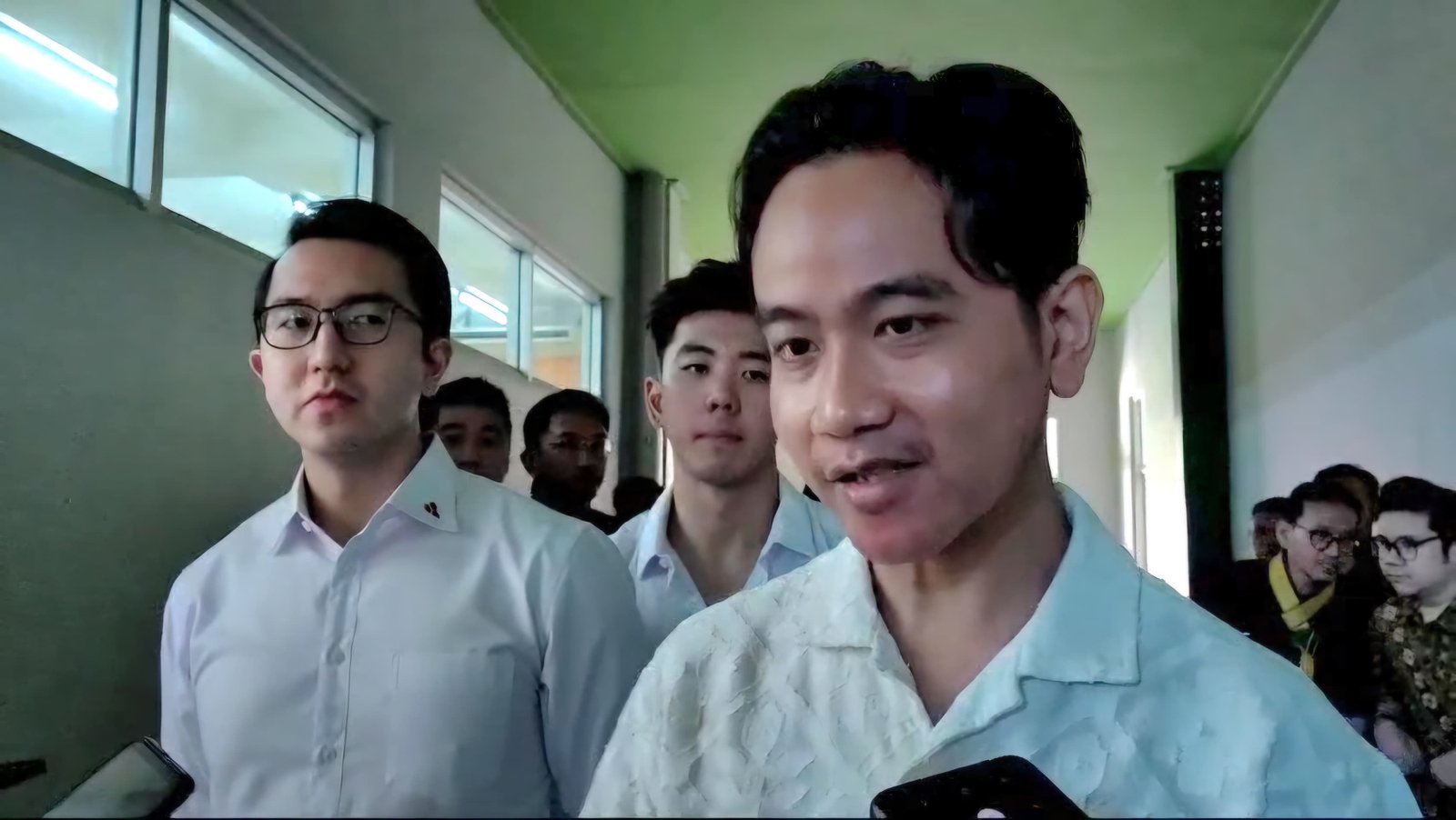 Gibran Rakabuming Raka enggan memberikan tanggapan dengan kemunculan poster Golkar yang beredar di media sosial. Usai mundurnya Airlangga Hartarto sebagai Ketua Umum Partai Golkar. Foto: apakabar.co.id/ Fernando Fitusia