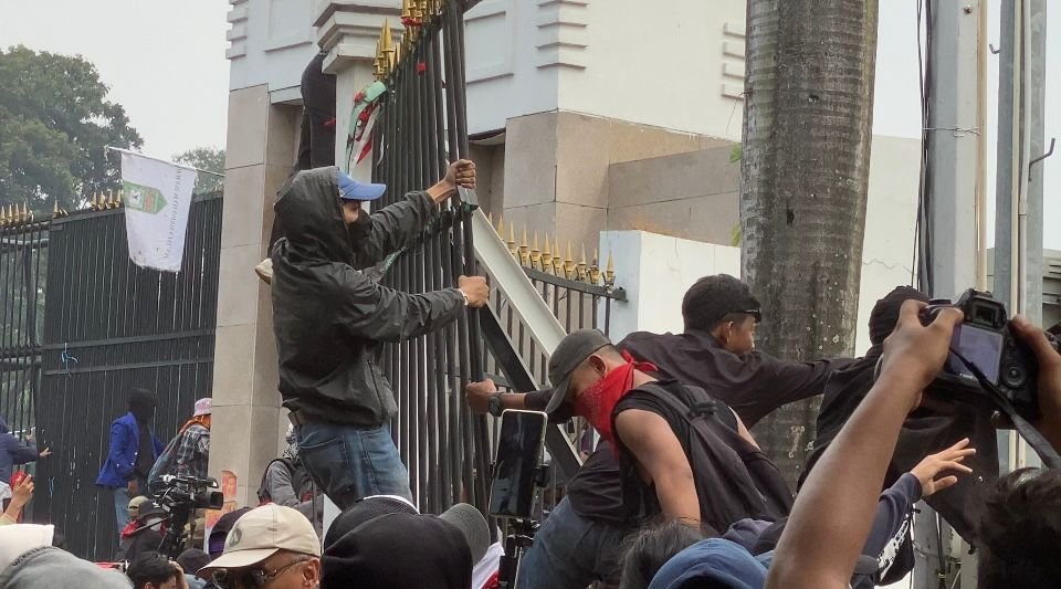 Darurat Konstitusi! Gedung DPR RI Dijebol Massa Tolak RUU PIlkada