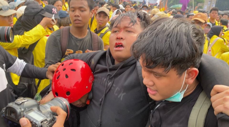 Banyak Pendemo Terluka di Kepala Saat Unjuk Rasa di Depan Gedung DPR