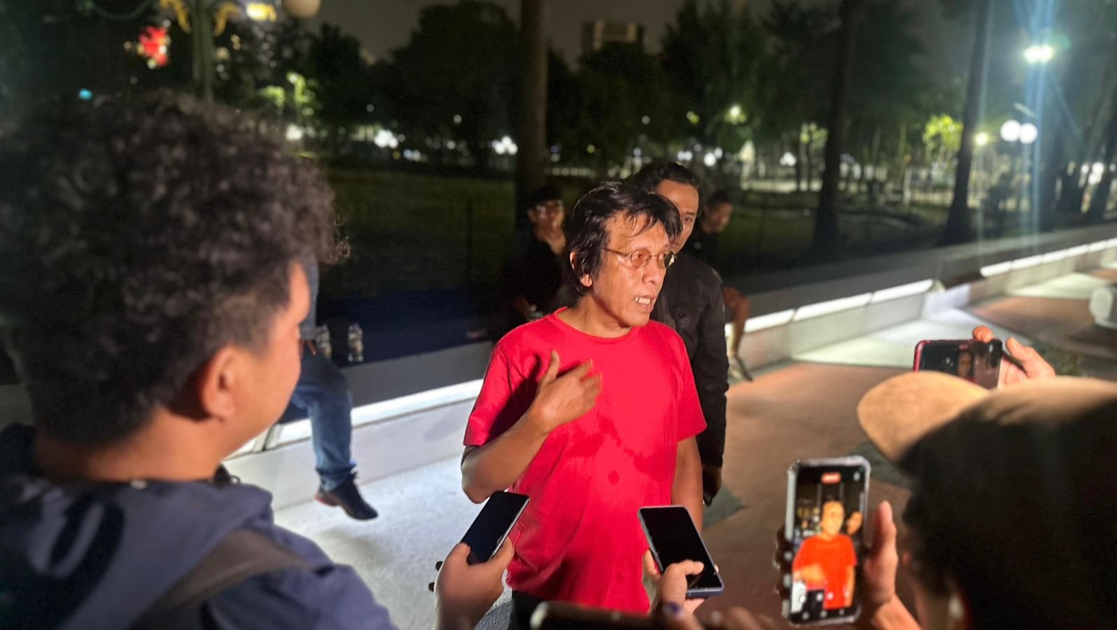 Anggota Fraksi PDIP Adian Napitupulu mengadvokasi para demonstran yang ditangkap oleh kepolisian saat berunjuk rasa di Gedung DPR, Jakarta, Kamis 22 Agustus 2024. Foto: apakabar.co.id/ Andrew Tito