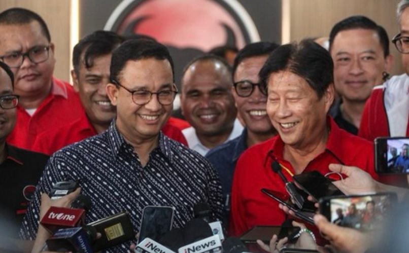 Anies Baswedan dan Ketua DPD PDI Perjuangan Jakarta Adi Wijaya setelah melakukan pertemuan tertutup, Sabtu (24/8/2024). Foto: apakabar.co.id/ Andrew Tito