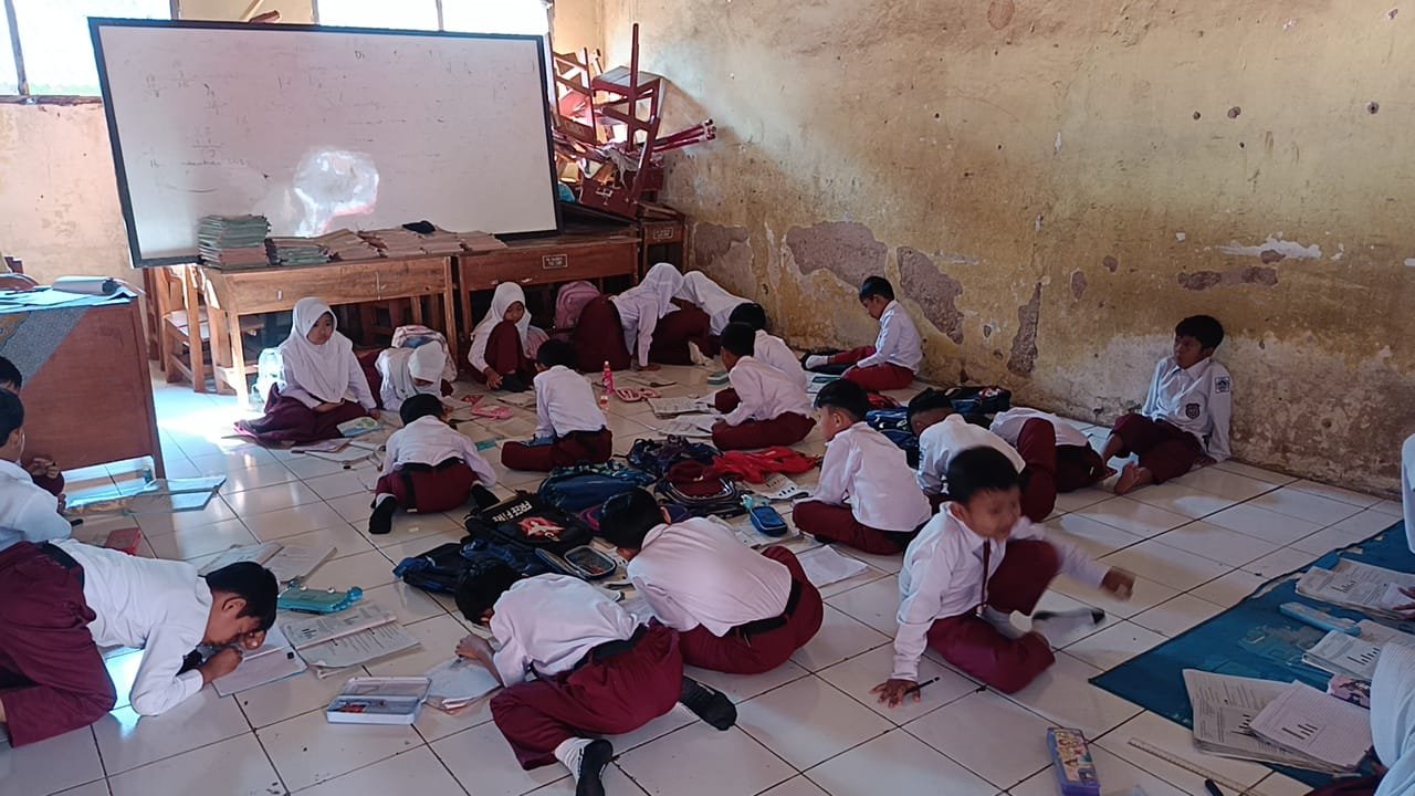 Puluhan siswa kelas 2 SDN 1 Sukaluyu, Kabupaten Cianjur harus belajar di lantai tanpa meja dan kursi. Foto: apakabar.co.id/ Riski Maulana