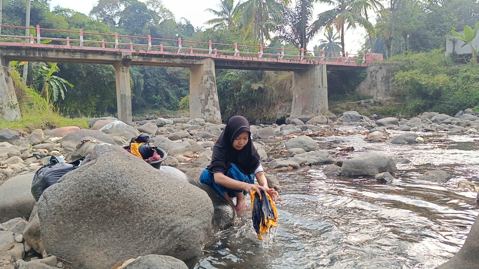 Warga Cibeber Cianjur Alami Kekeringan, Air Sungai jadi Pilihan