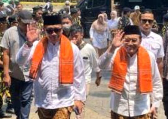 Pasangan Bakal Calon Gubernur dan Wakil Gubernur Jabar Ahmad Syaikhu  dan Ilham Habibie saat tiba di KPU Jabar untuk mendaftarkan diri dalam Pilgub Jabar 2024. Foto: apakabar.co.id/ Hasbi Asidiki