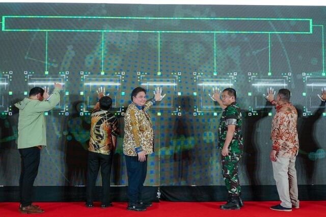 Menteri Koordinator Bidang Perekonomian Airlangga Hartarto meresmikan pabrik baterai kendaraan listrik (electric vehicle/EV) ramah lingkungan pertama di Indonesia. Foto: Dok. Kemenko Perekonomian