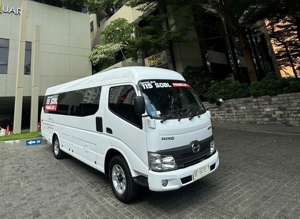 Tampilan Hino Bus 115 SDBL PRIMECAB L yang diboyong PT_ Raflesia Nusantara - i Hotel. Foto: dok. HMSI