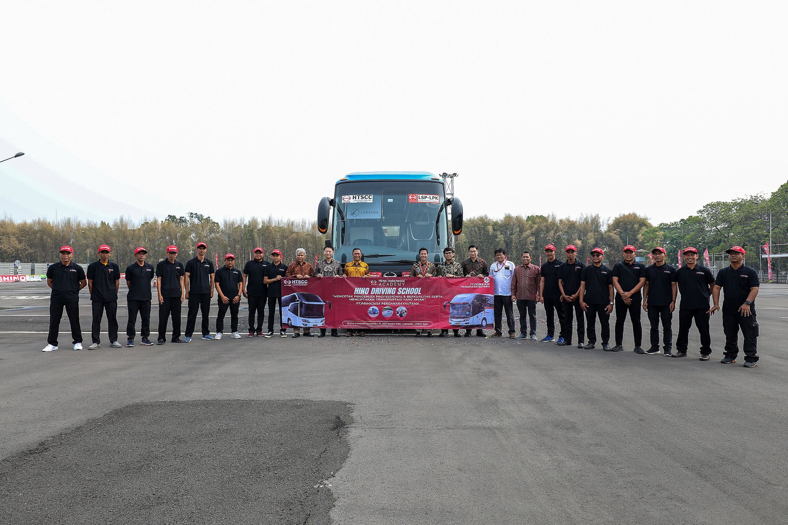 Hino Driving School Batch Pertama Resmi di Gelar dengan peserta dari PO Primajasa. Foto: dok. HMSI