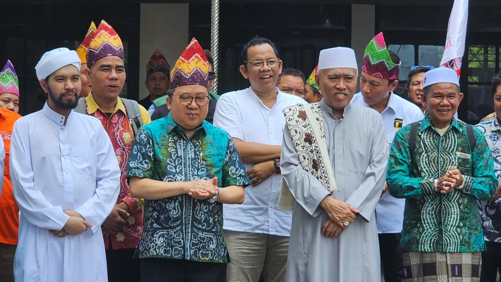 Syaifullah Tamliha dan Habib Ahmad Bahasyim saat mendaftar menjadi pasangan calon kepala daerah di KPU Banjar. (Foto: Apakabar)
