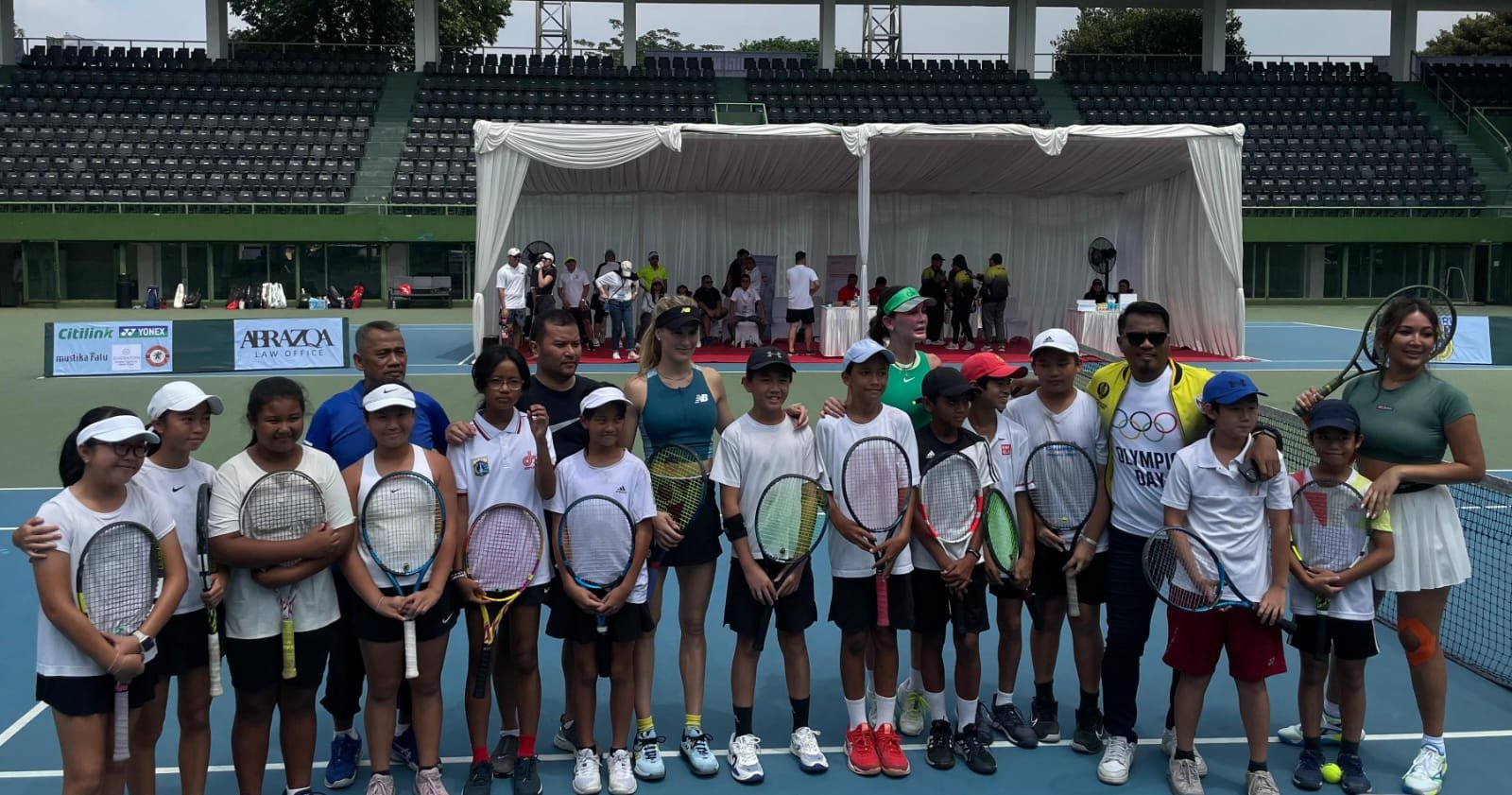Bintang tenis Kanada Eugenie Bouchard (tengah) saat bersama petenis-petenis Junior Indonesia saat mengikuti laga tennis eksebisi di Tennis Center Court Gelora Bung Karno (GBK) Senayan, Minggu (8/9). Foto: apakabar.co.id