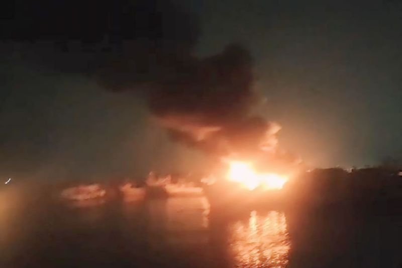 Dua kapal penangkap ikan, KM Starindo terbakar di Muara Baru, Kelurahan/ Kecamatan Penjaringan, Jakarta Utara, Senin malam (9/9/2024). Foto: Sudin Gulkarmat Jakarta Utara.